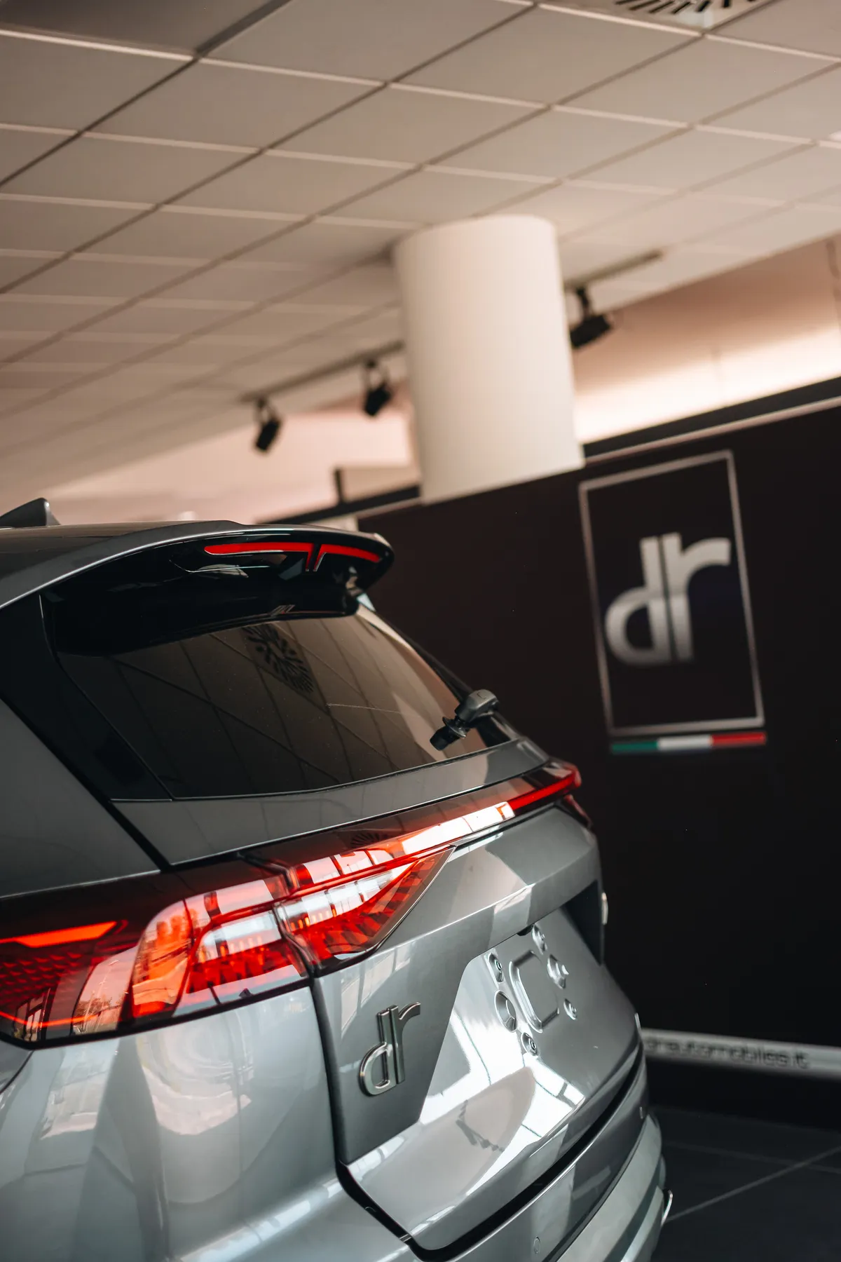 Dettaglio posteriore di un'auto DR in showroom