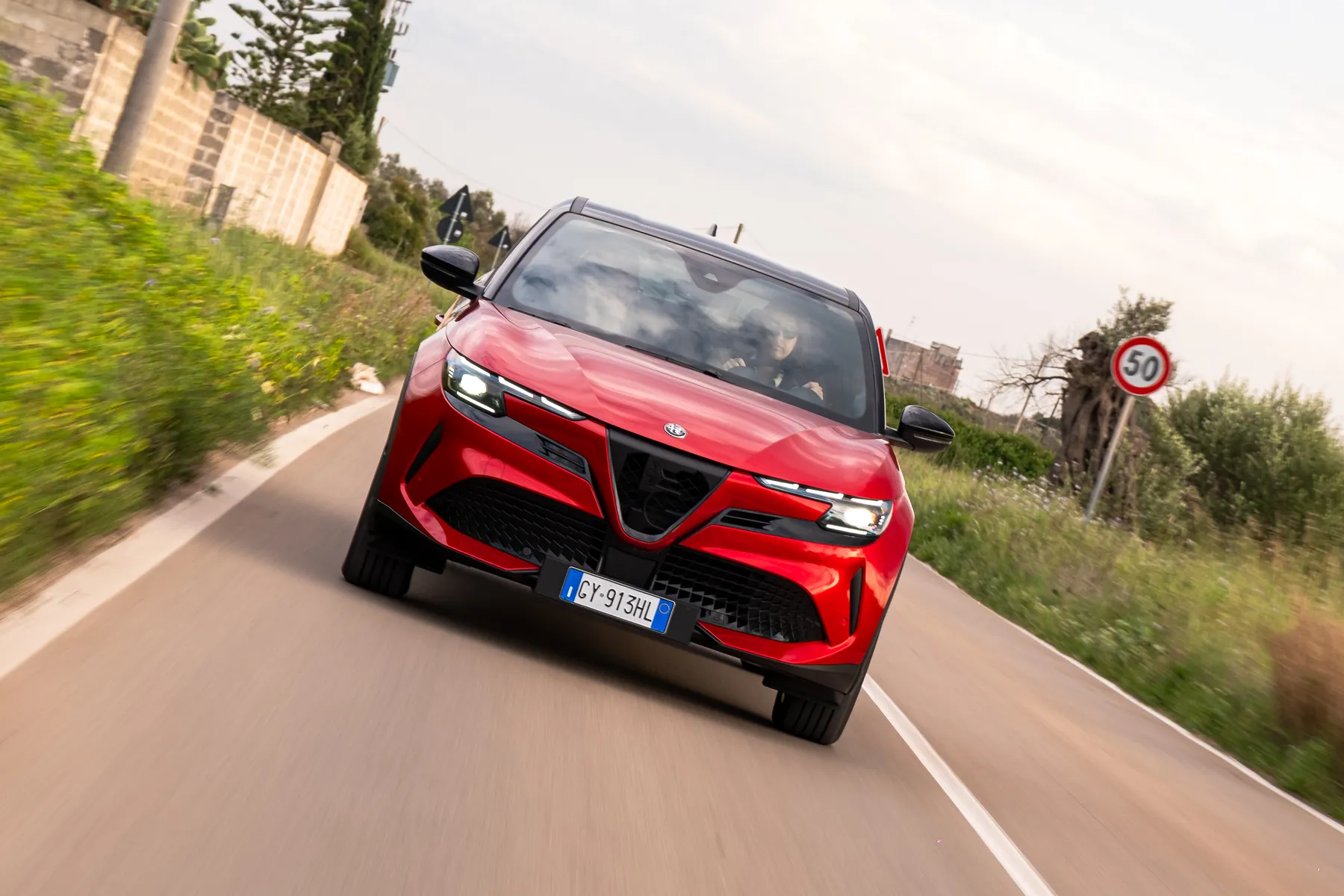 Alfa Romeo Junior in movimento su una strada del Salento
