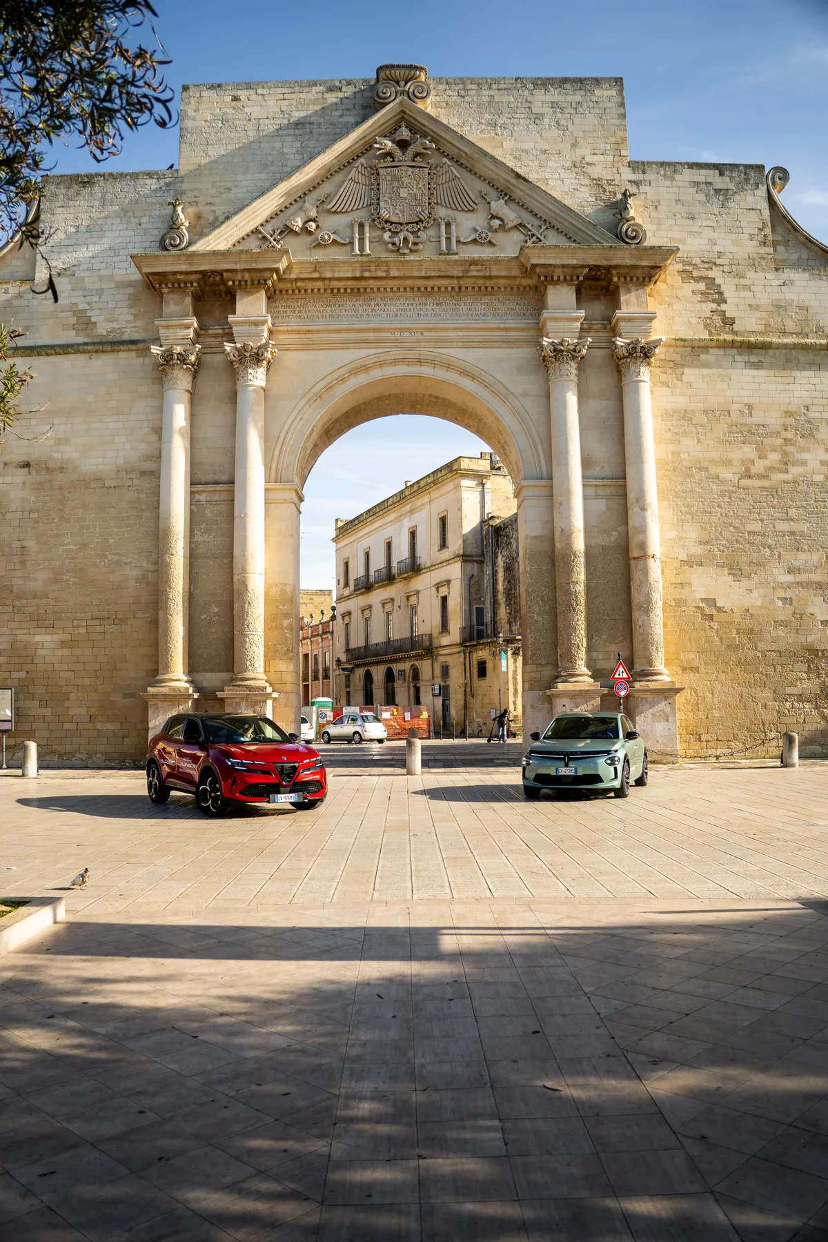 Alfa Romeo Junior e Lancia Ypsilon davanti a Porta Napoli, a Lecce
