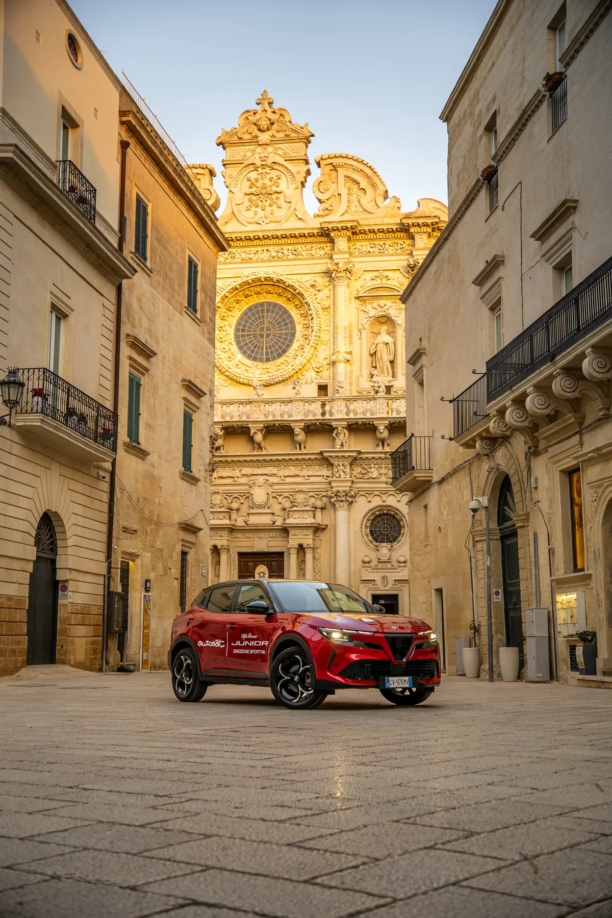 Alfa Romeo Junior davanti alla Basilica di Santa Croce, a Lecce
