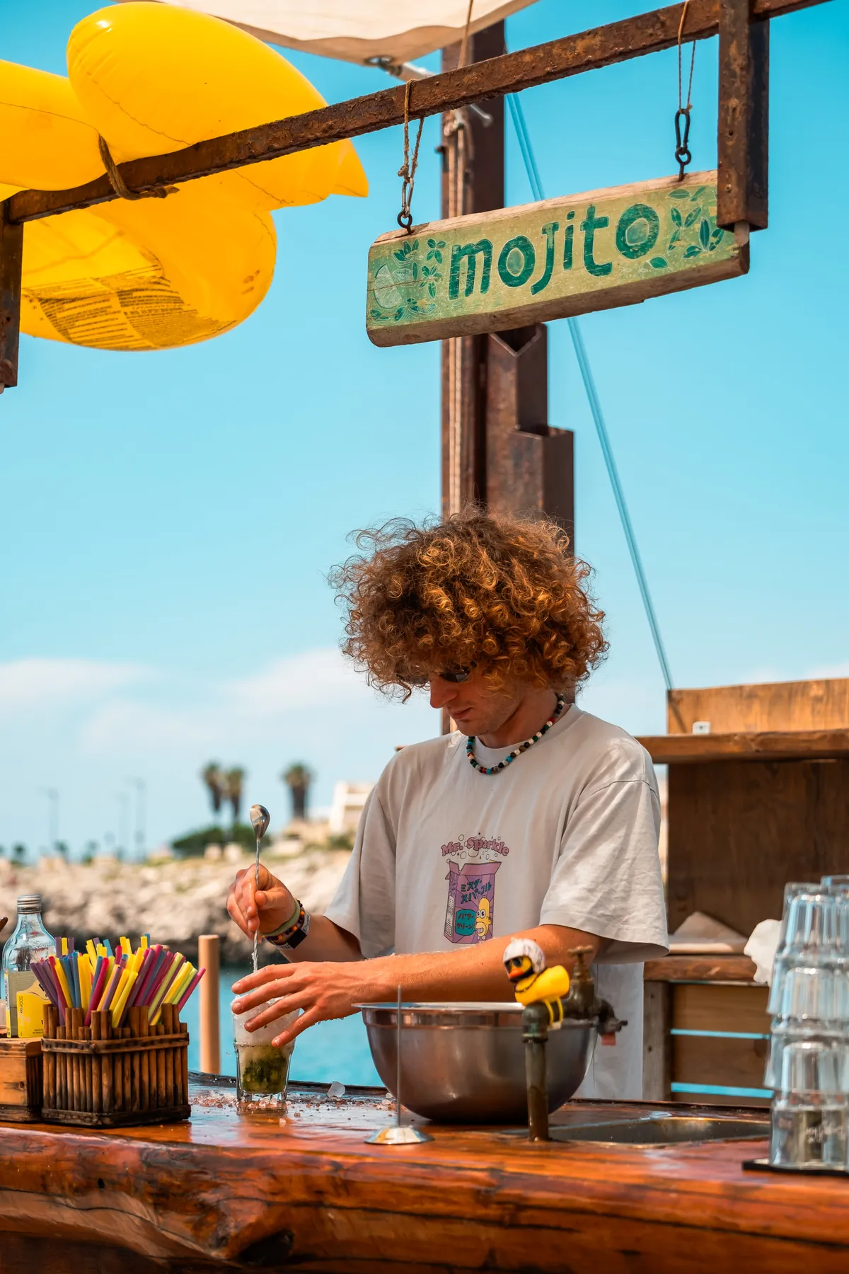 Il barman prepara un cocktail sotto l'insegna Mojito