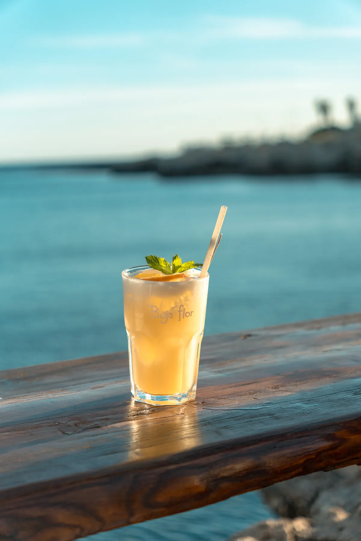 Un cocktail sul bancone con il mare sullo sfondo