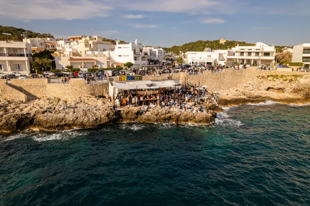 Il lido Beija-Flor sugli scogli di Santa Caterina, visto dal drone