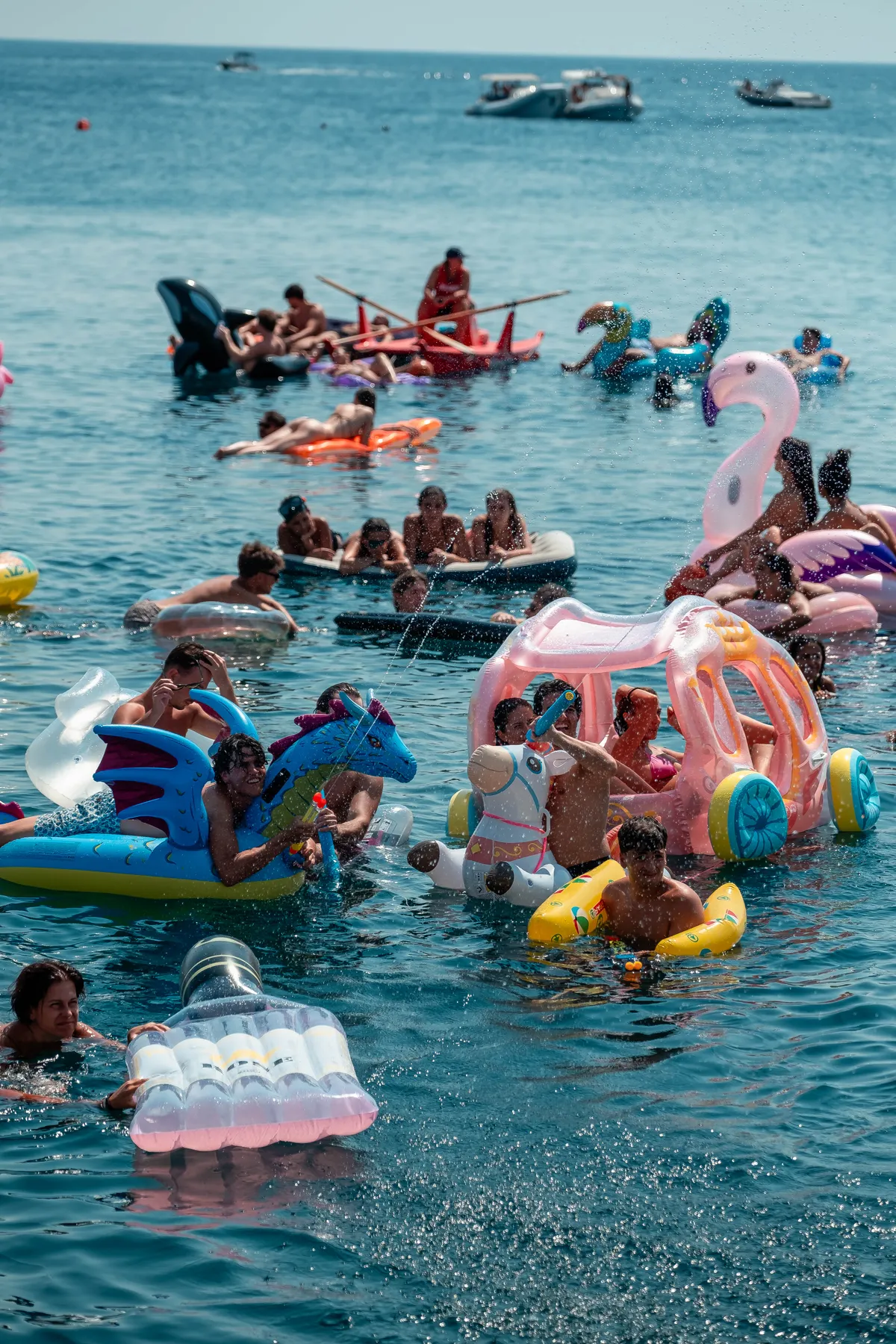 Bagnanti con i gonfiabili in mare