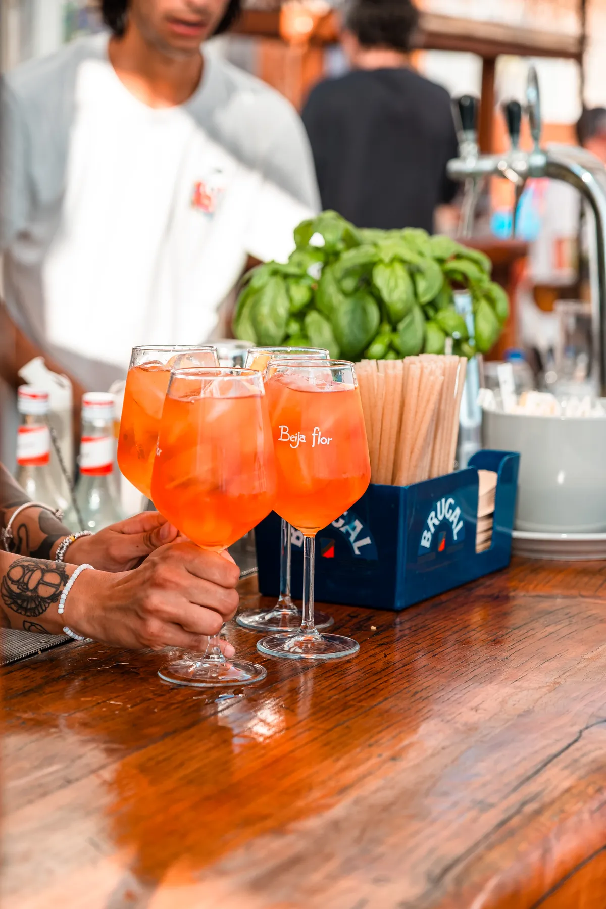 Spritz preparati al bancone del lido