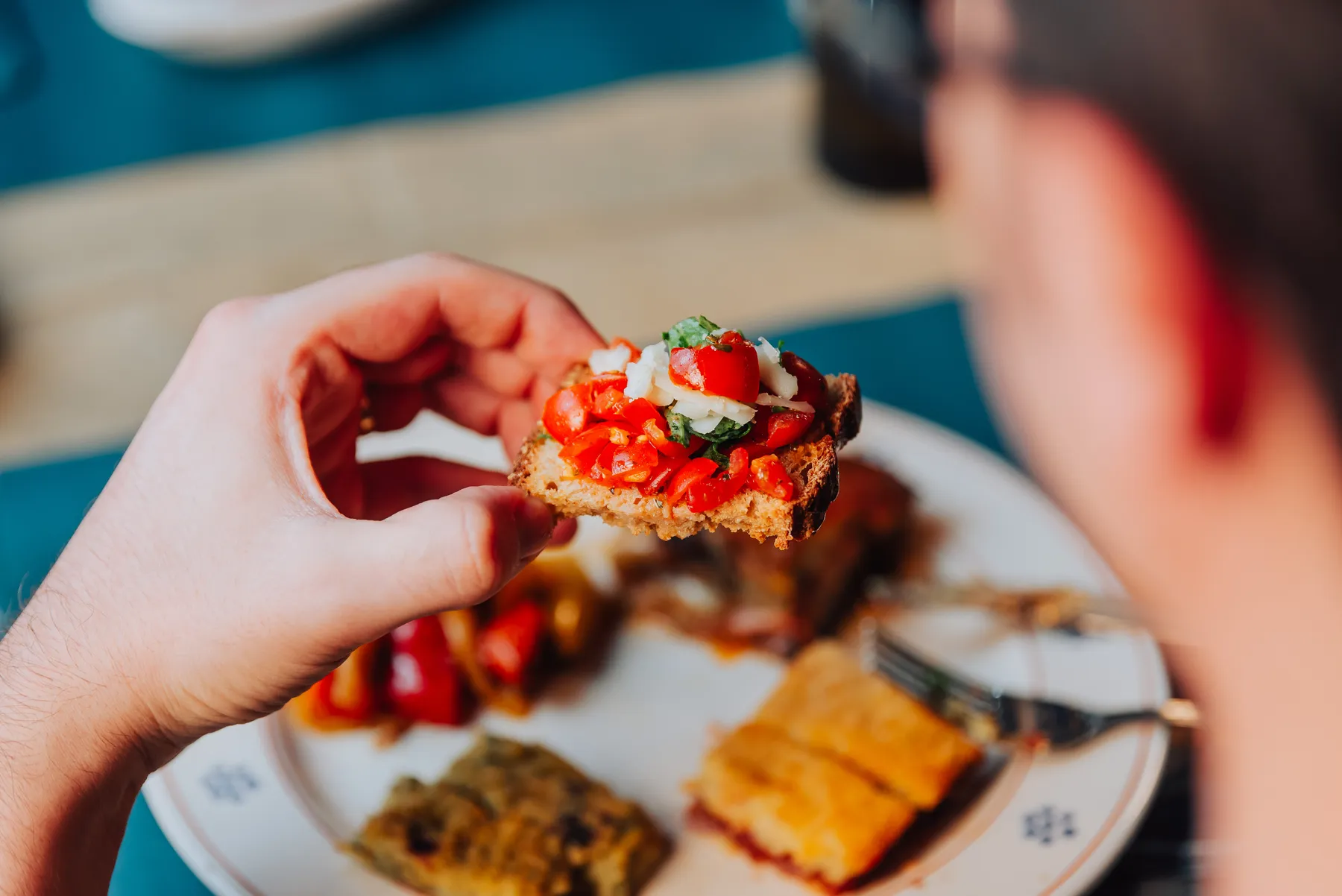 Una bruschetta al pomodoro presa dal piatto