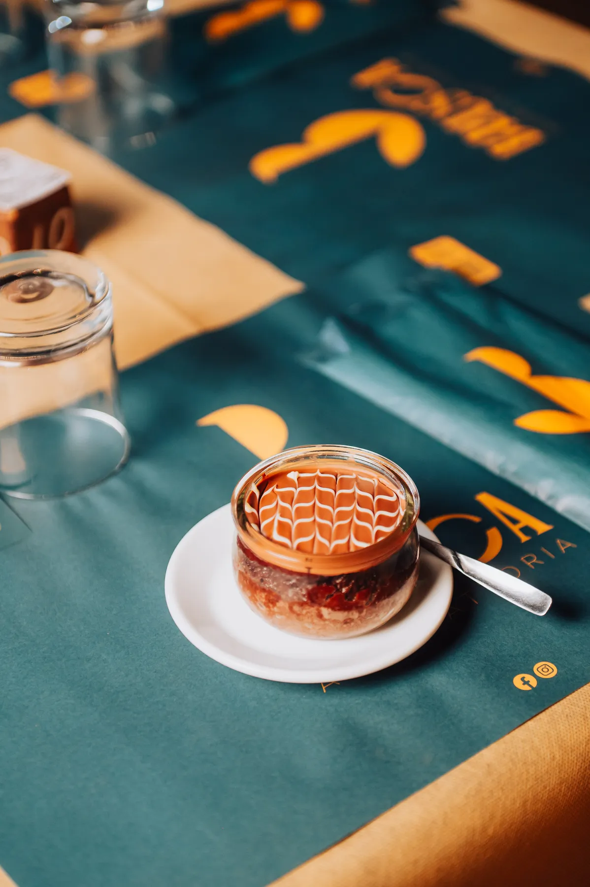 Un dolce al cucchiaio sul tavolo