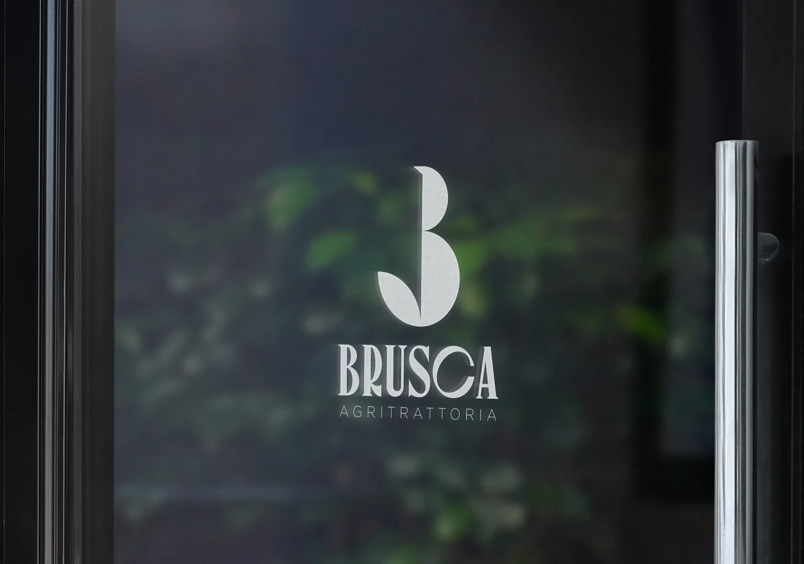 Il logo bianco su una vetrata