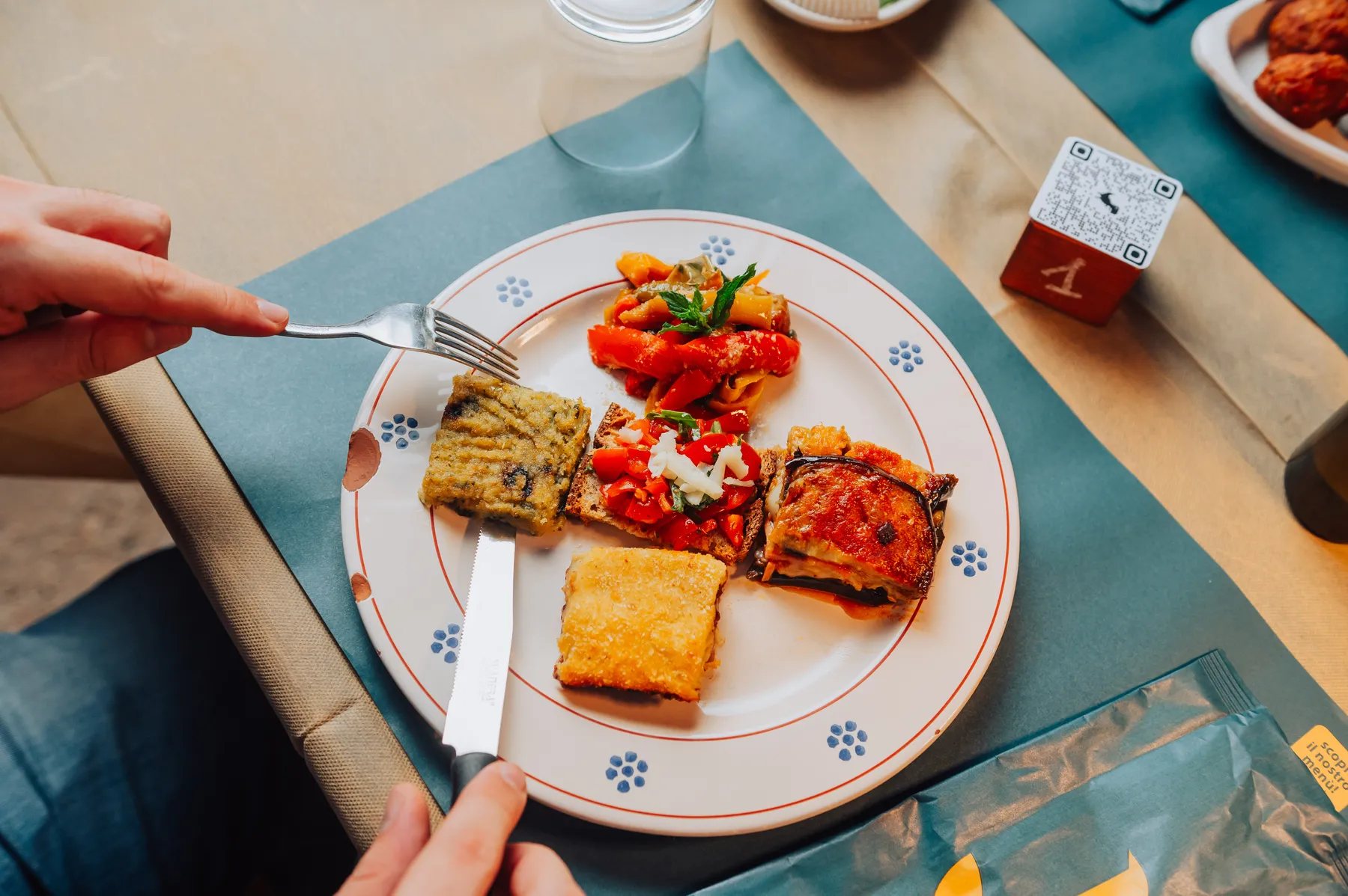 Antipasti della casa serviti al tavolo