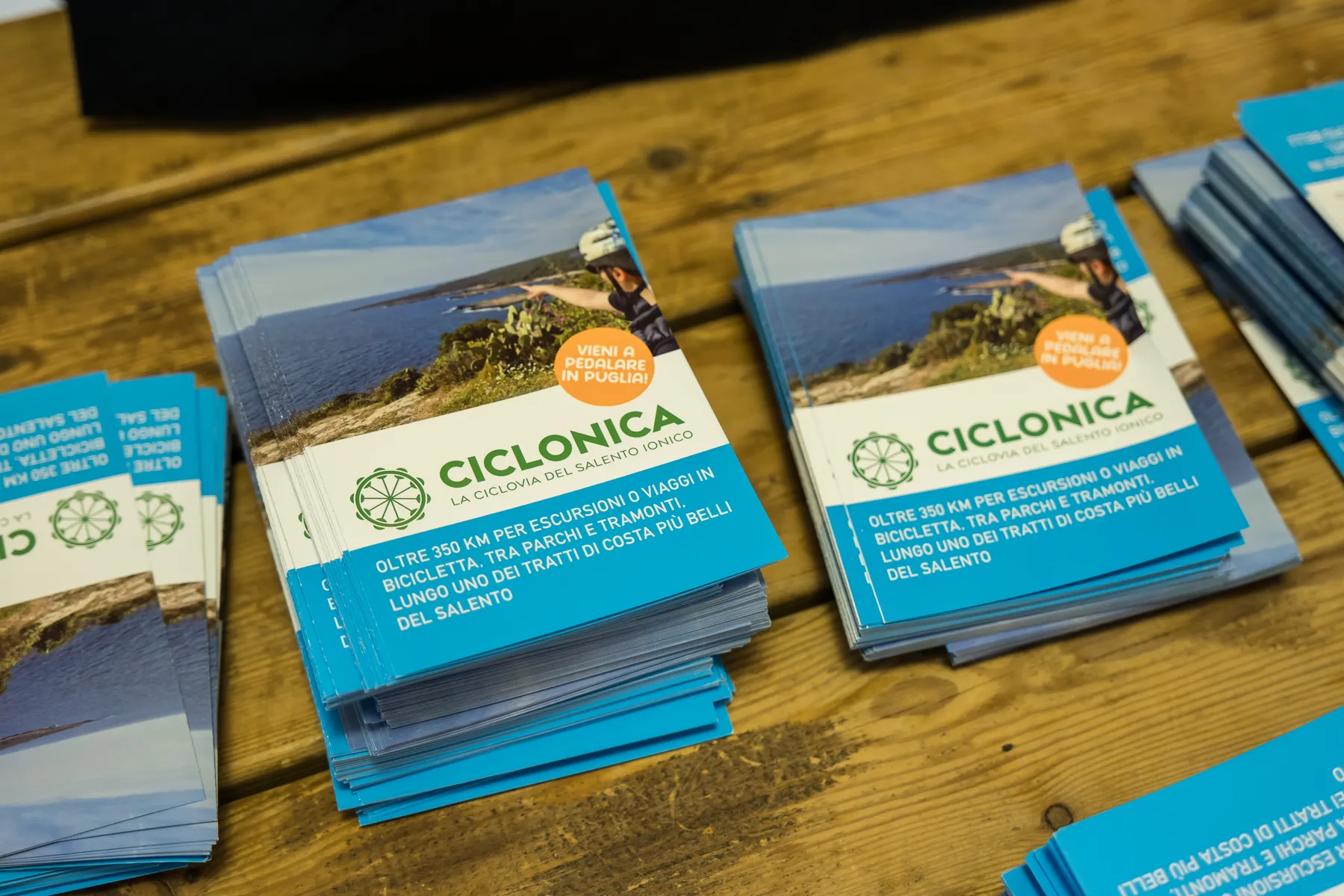 Le brochure della ciclovia con il nuovo marchio