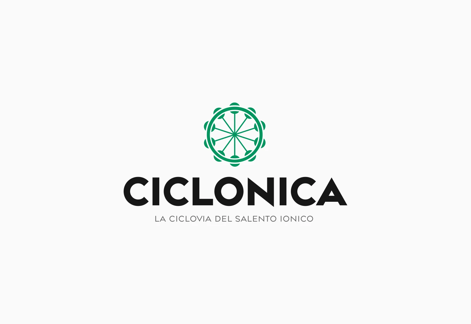 Il logo verticale di Ciclonica a colori, su fondo chiaro