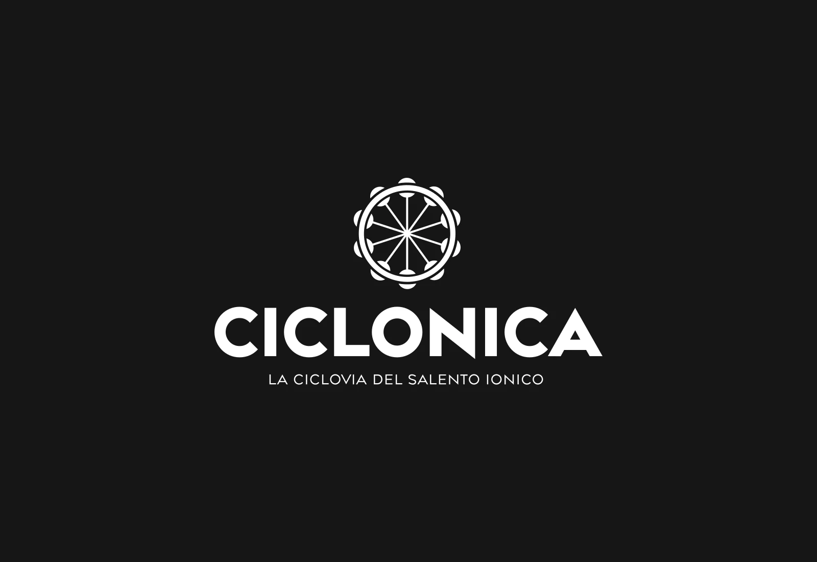 Il logo verticale di Ciclonica in bianco, su fondo nero