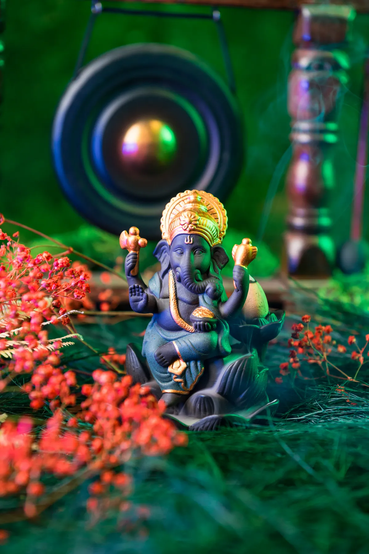 Statuetta di Ganesha con gong sullo sfondo, still life