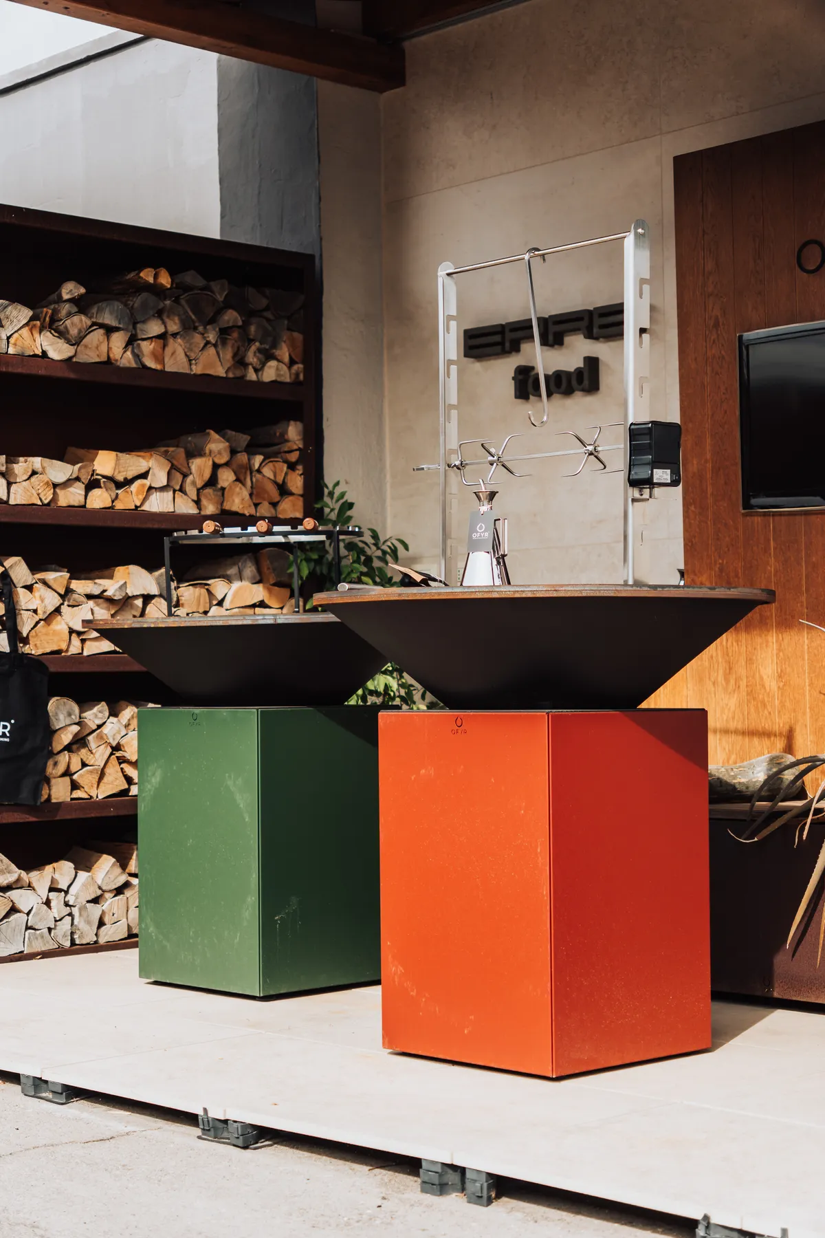Barbecue OFYR in esposizione con la legnaia