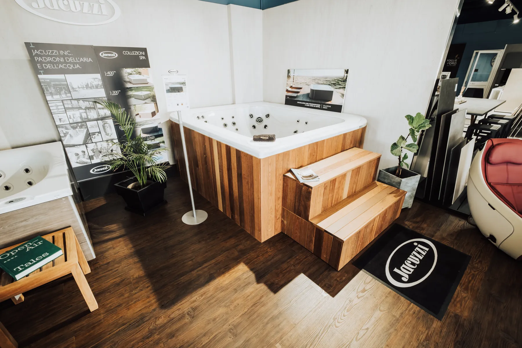 Una minipiscina Jacuzzi in esposizione