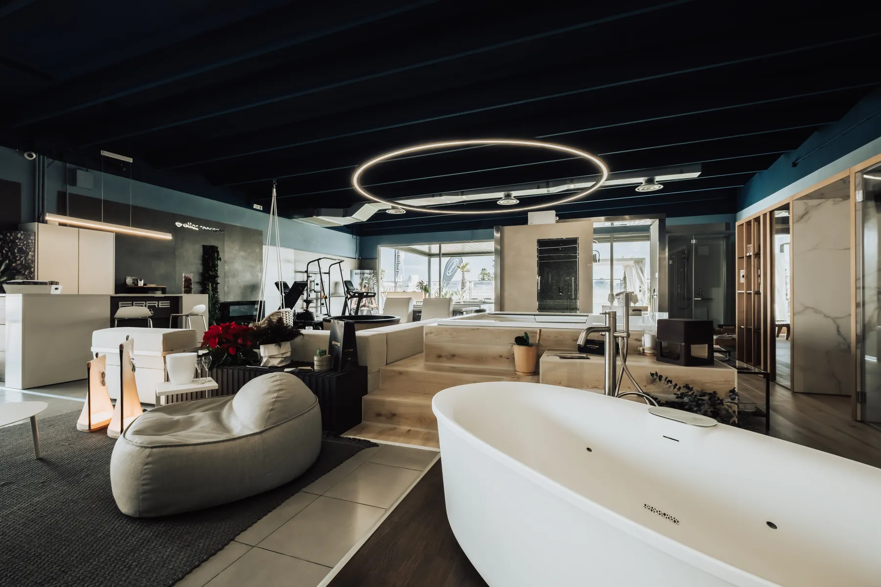 Vasca da bagno freestanding nello showroom