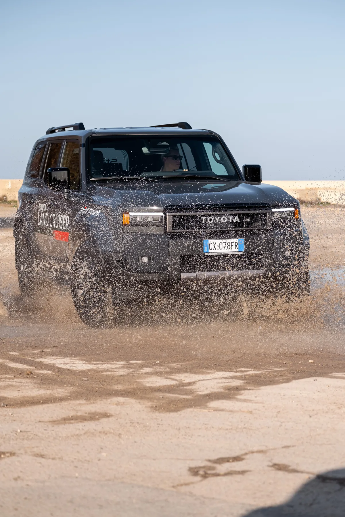 Toyota Land Cruiser su sterrato in riva al mare