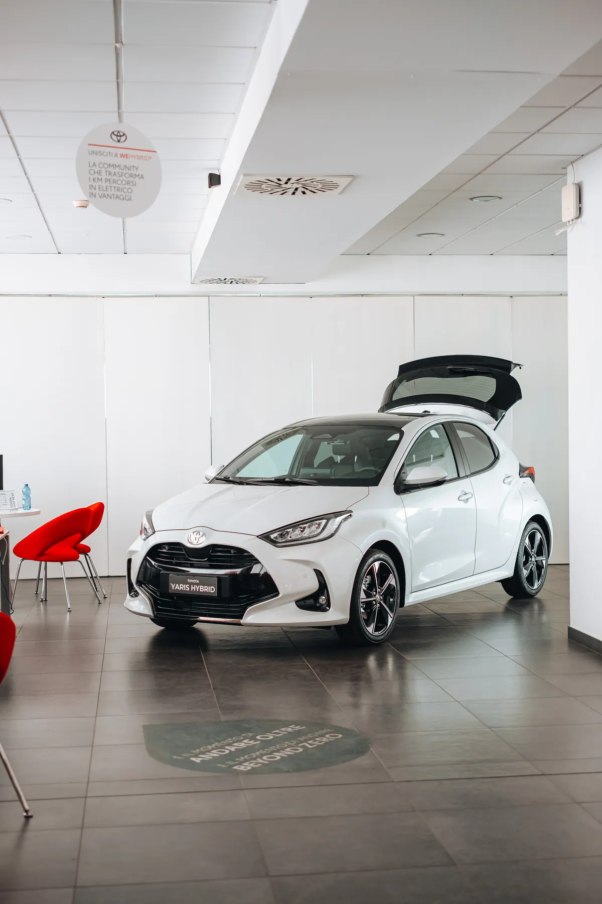 Toyota Yaris bianca nello showroom